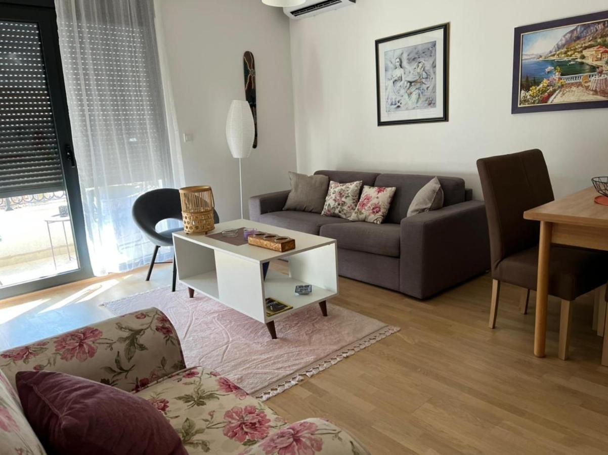 Lovely Pink Flat Podgorica Exterior photo
