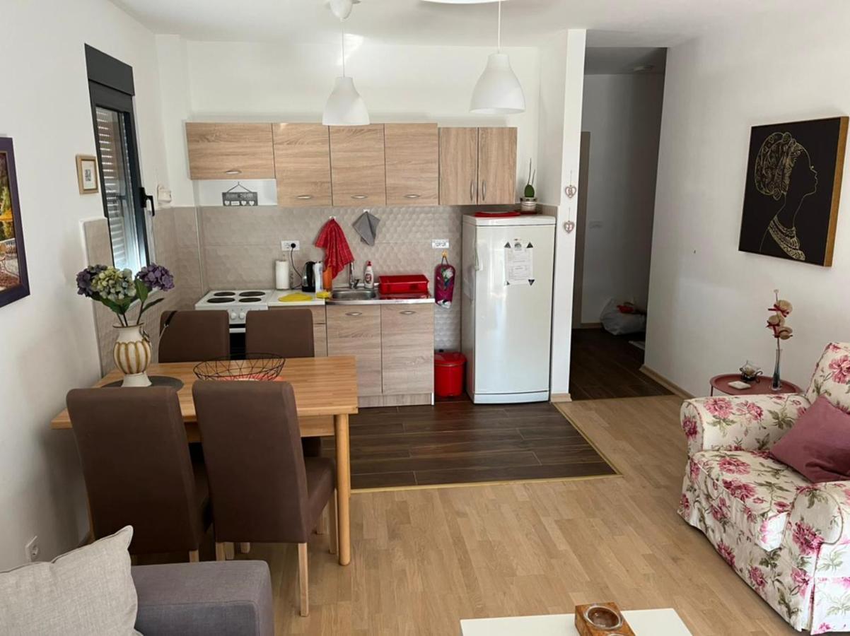 Lovely Pink Flat Podgorica Exterior photo